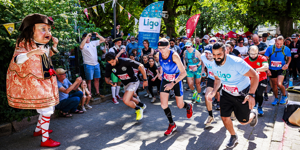 Lopers aan de start van de Reuzenloop