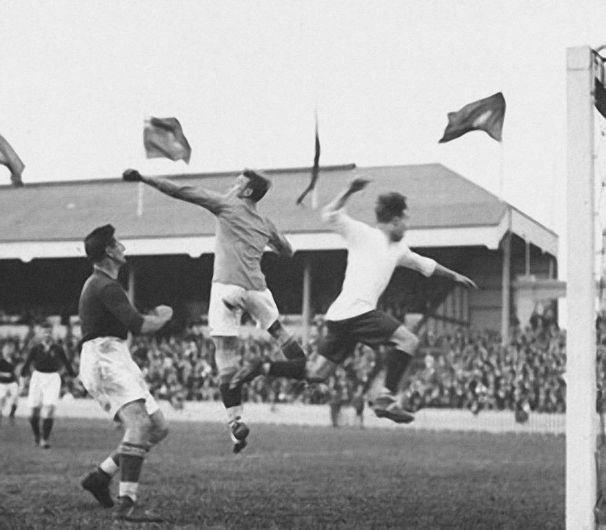 Sfeerbeeld voetbalmatch Olympische Spelen 1920: 2 spelers springen naar bal