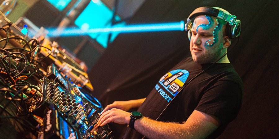 Jongere uit het Antwerps jeugdwerk die een DJ optreden geeft Jongere uit het Antwerps jeugdwerk die een DJ optreden geeft