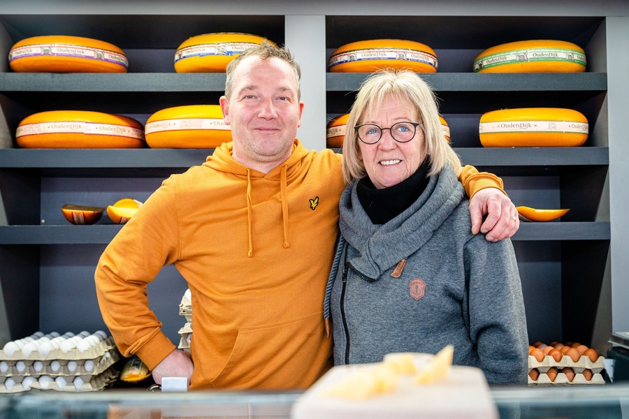 Ive en zijn mama in hun kaaskraam