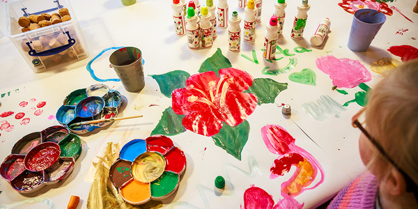 Foto van meisje dat schildert op een creatieve workshop