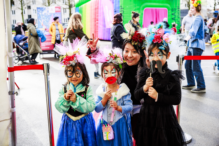 Familie die voor photobooth poseert met props