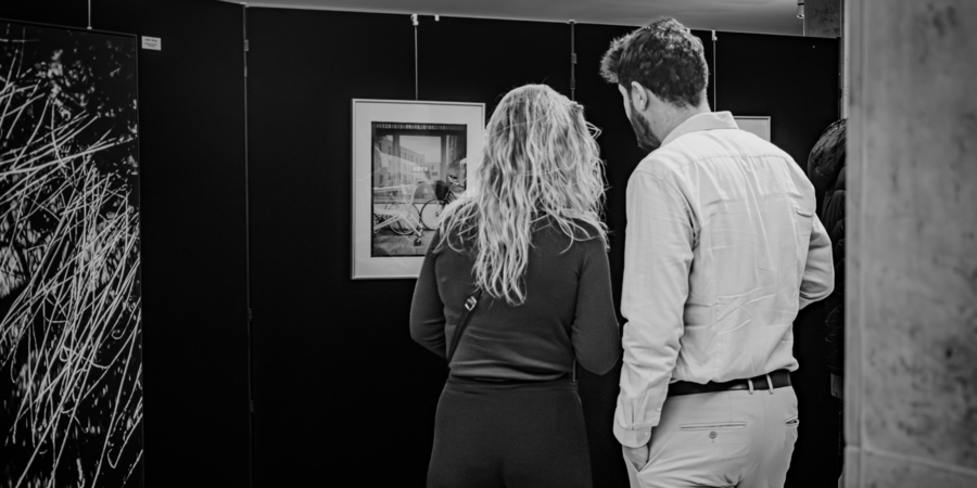 2 mensen kijken naar een kunstwerk