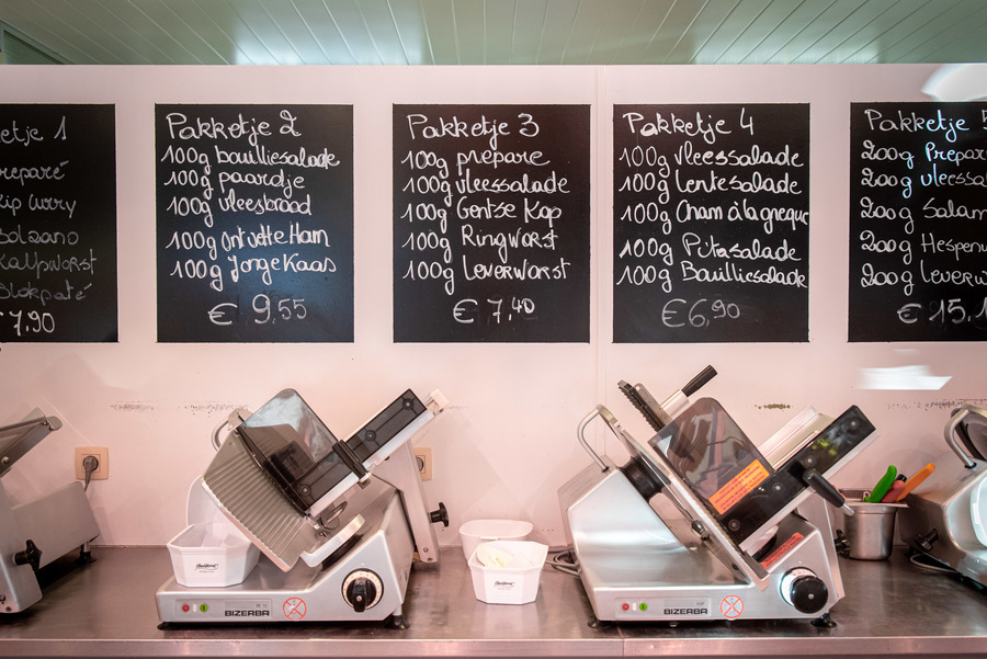 Bordjes met een keuze uit pakketten en vleesmachines