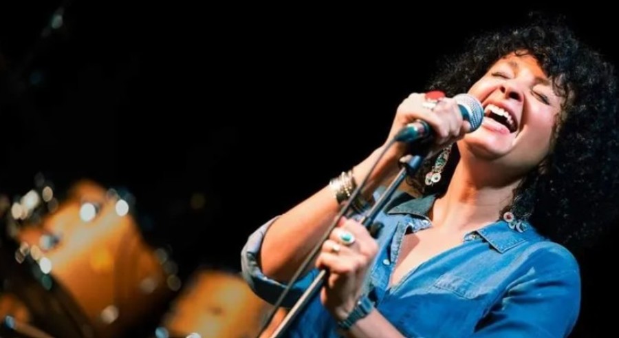 Sofya Qessa zingt in de microfoon.