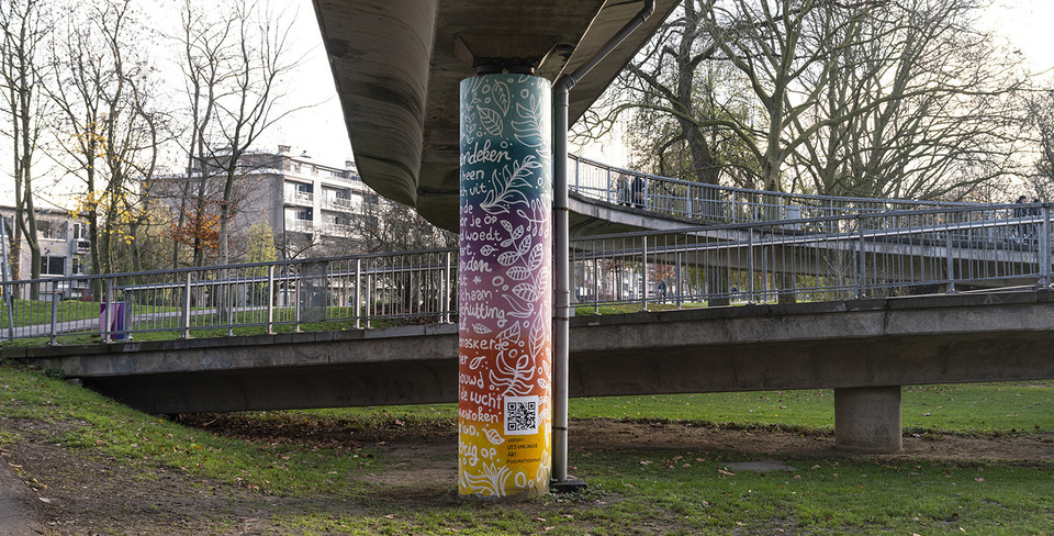 Beschilderde steunpilaar van de voetgangersbrug