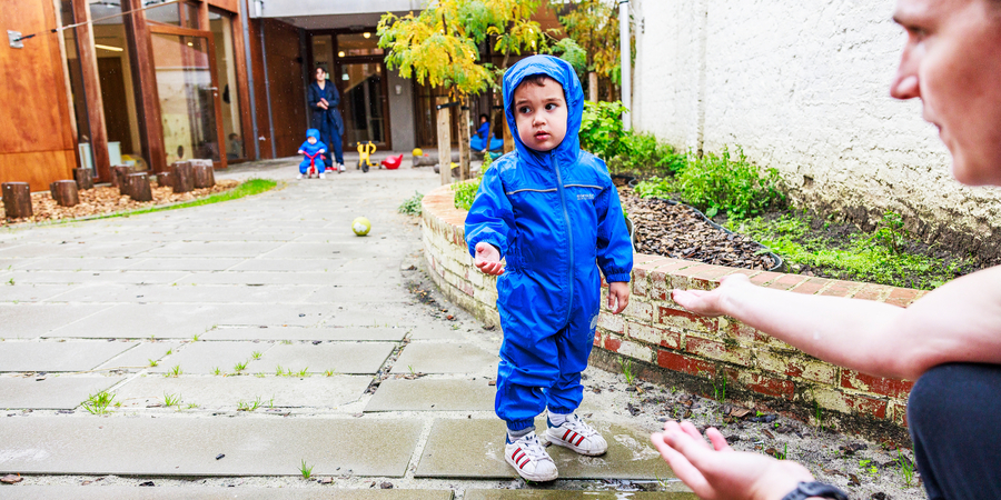 Een kindje in de tuin op de opvang