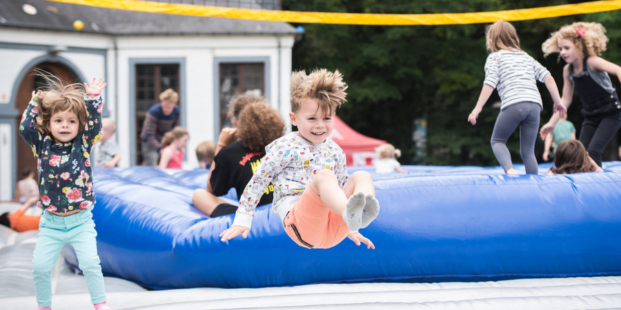Kinderen spelen op een springkasteel Kinderen spelen op een springkasteel