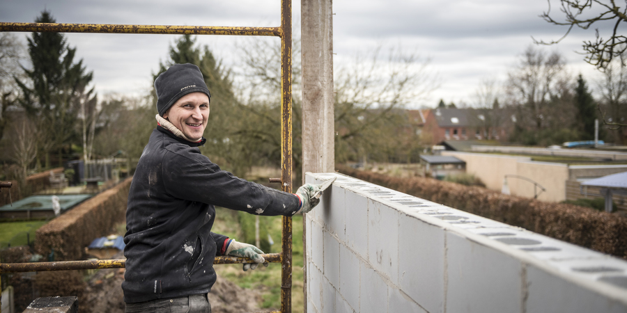 Man verbouwt huis op duurzame manier Man verbouwt huis op duurzame manier