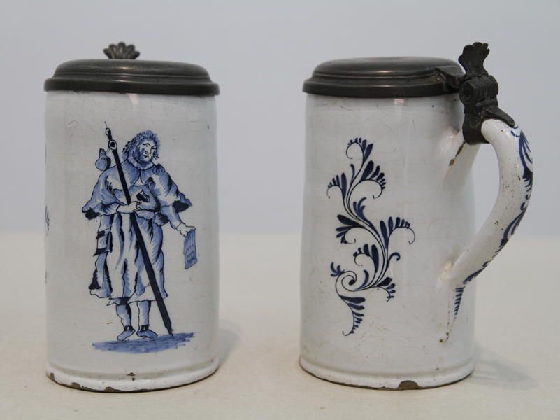 Twee pelgrimskroezen uit het Sint-Julianusgasthuis