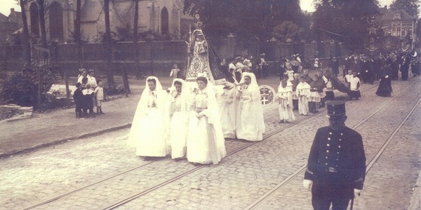 Heemkundige Kring Hochuechen 1135: de Kruisprocessie met de 'Zwarte God', het Heilig Kruis van Hoboken, 1910. Op de achtergrond is de Onze-Lieve-Vrouwekerk zichtbaar.