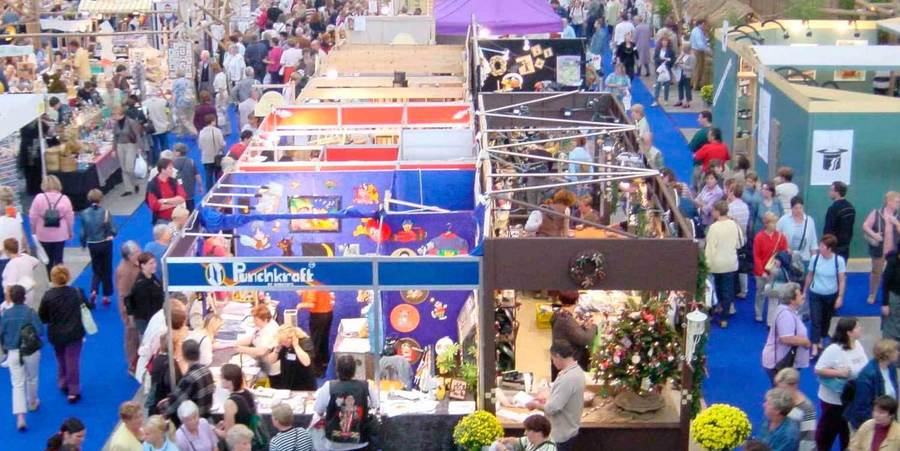Honderden mensen wandelen langs tientallen stands van het Hobby Creatief Salon. Honderden mensen wandelen langs tientallen stands van het Hobby Creatief Salon.