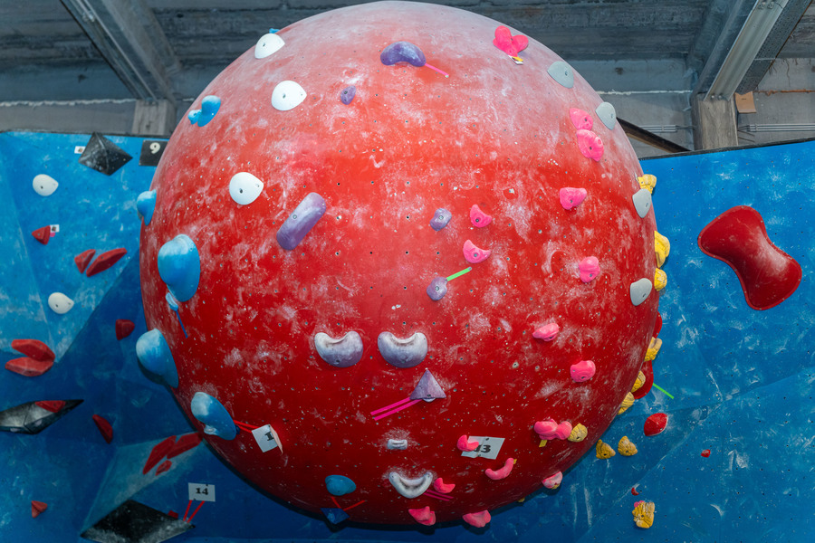 Een rode klimbol