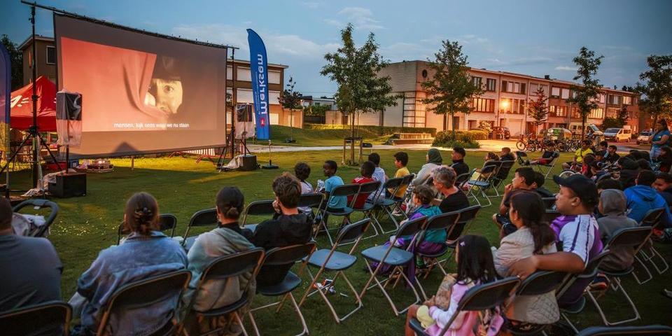 Merksemnaren kijken naar een film op het Kwadeveldenplein