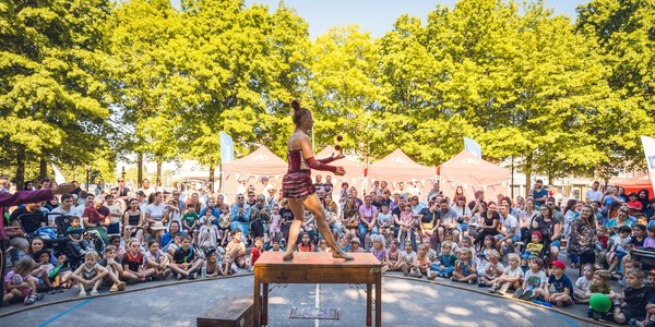 Sfeerbeeld van optreden met toeschouwers op Circusplein