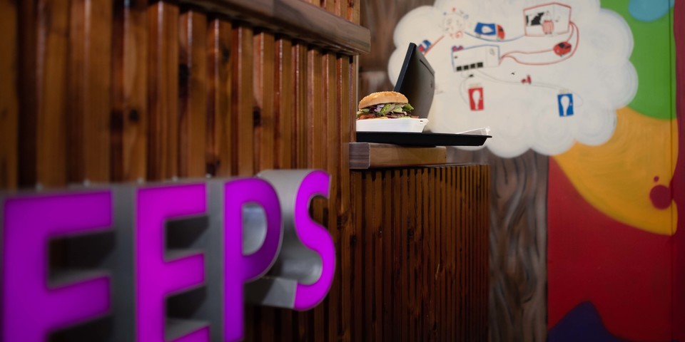 Toog van Peeps met hamburger op