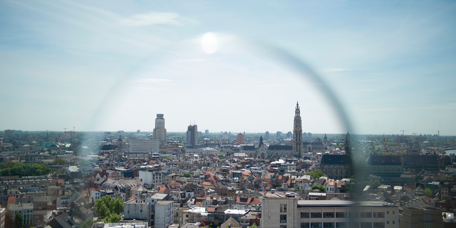 Zicht op skyline van Antwerpen met de Kathedraal en de Boerentoren Zicht op skyline van Antwerpen met de Kathedraal en de Boerentoren