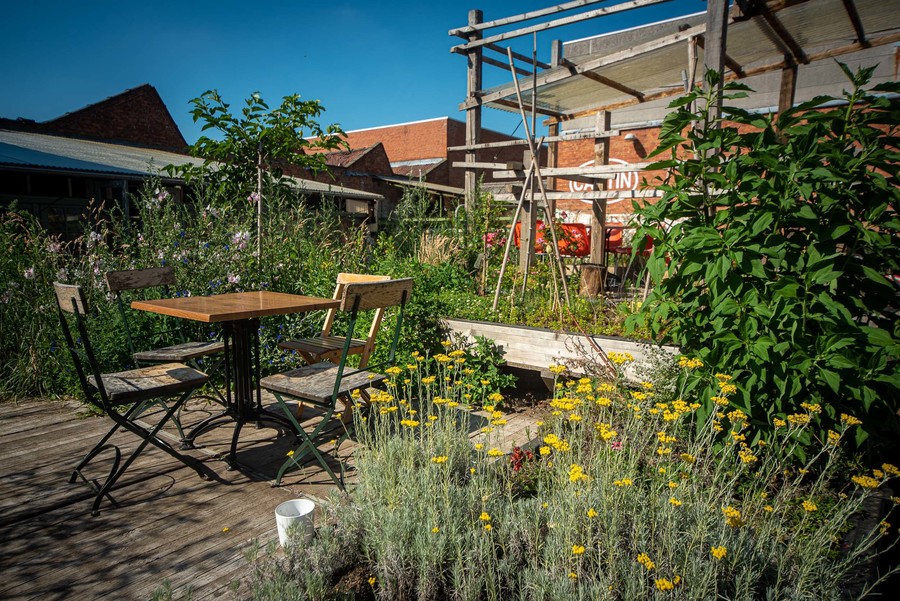 Tafeltje met stoelen en bloemen op de voorgrond