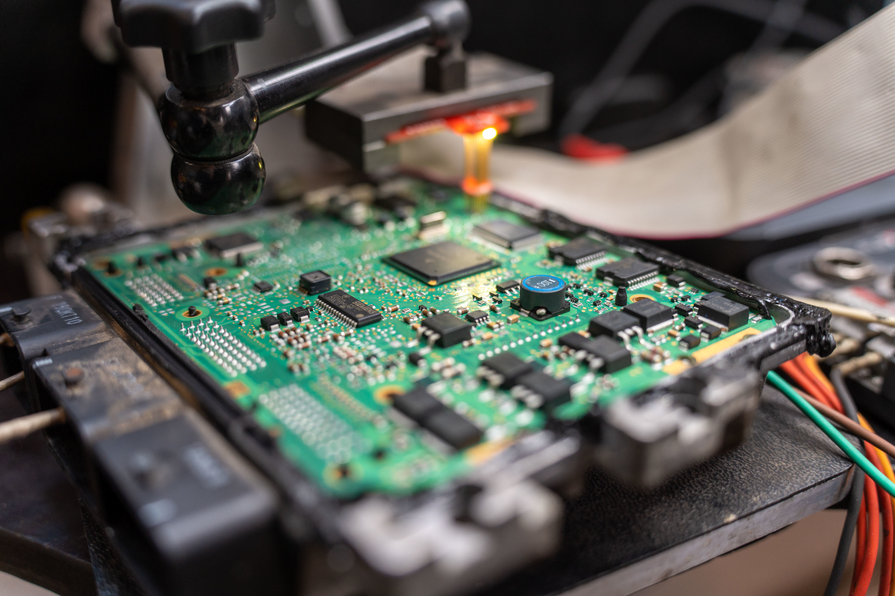 Een printplaat, onderdeel van de elektronica in de wagen Een printplaat, onderdeel van de elektronica in de wagen