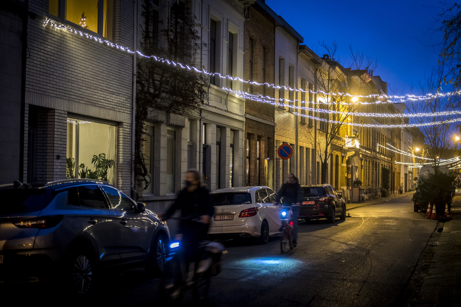 Berchemse straat in de schemer, versierd met lichtslingers