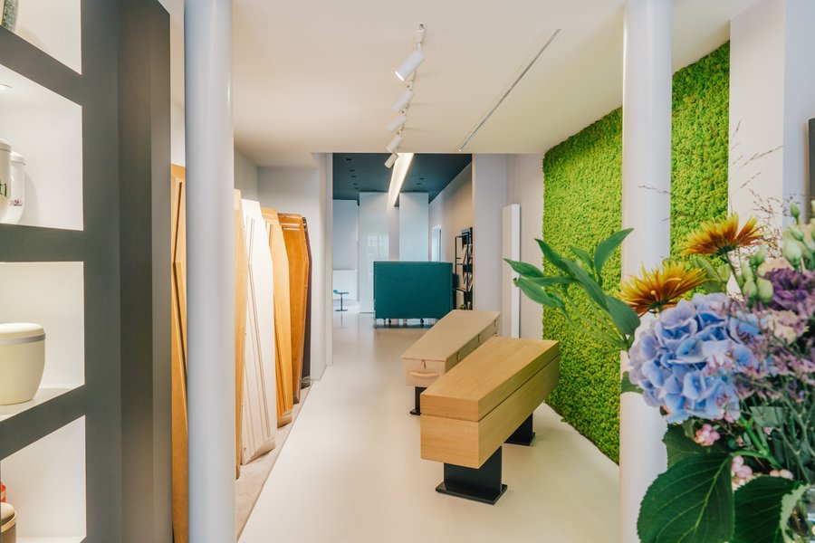 Toonzaal met twee kisten