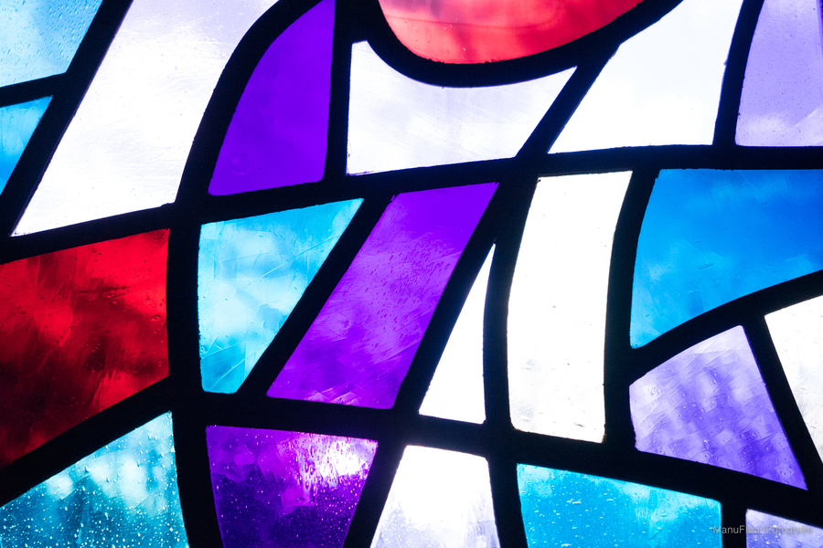 Gekleurd glasraam in de trouwzaal