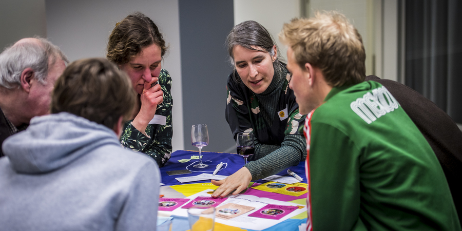 Mensen bespreken thema's burgerbegroting