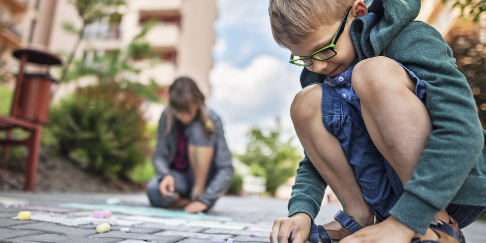 Kinderen maken een stoeptekening