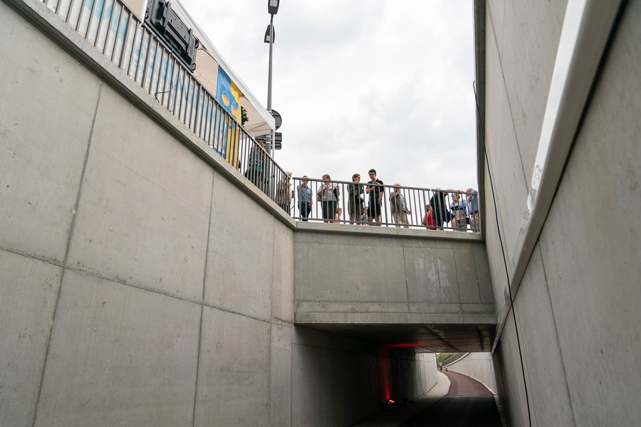 Zicht op de lucht van in het stuk van de tunnel dat even onderbroken is tussen spoor en Statiestraat