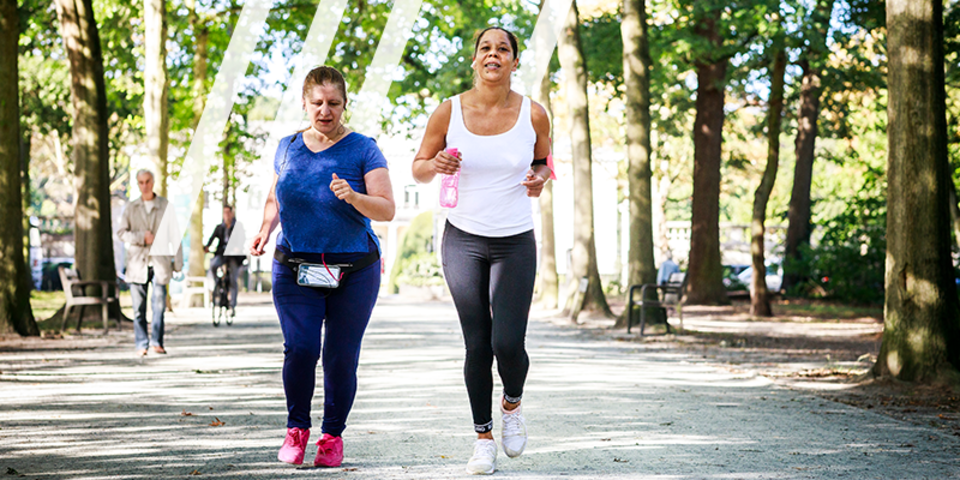 Twee vrouwen joggen samen in het park
