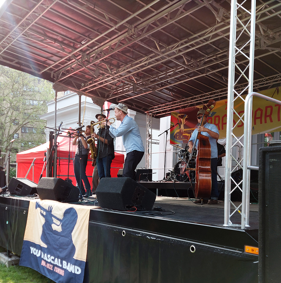Optreden van You Rascal Band