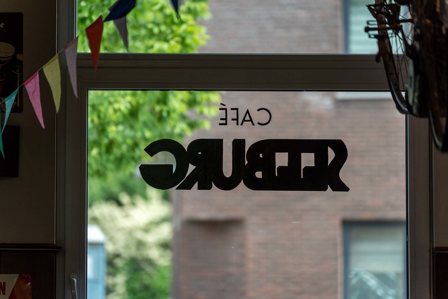 Het raam aan de binnenkant van het café