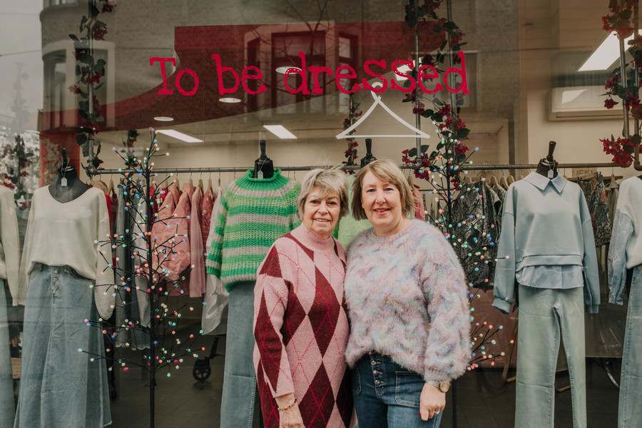 Ann en haar mama voor de etalage aan de buitenkant van To be dressed Ann en haar mama voor de etalage aan de buitenkant van To be dressed