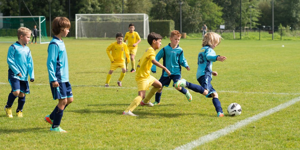Voetballende kinderen