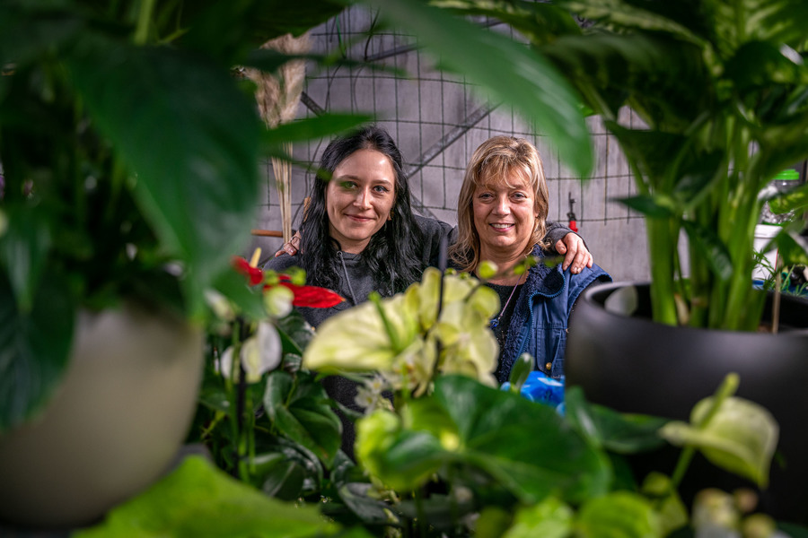 Diane en haar medewerkster tussen de planten