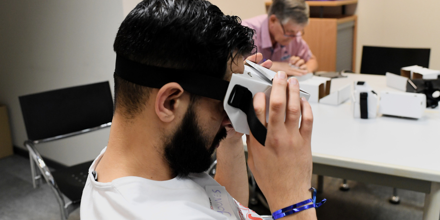 Een DCA test een VR-bril. Een DCA test een VR-bril.