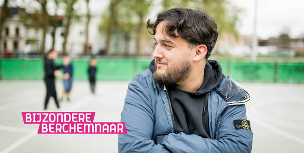 Abdelfettah poseert in het pannaveld van het De Villegaspark