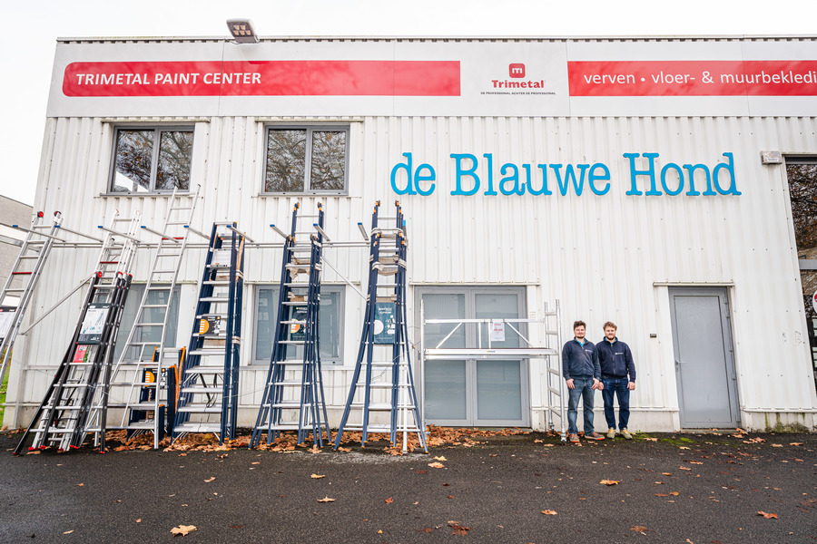 De zaakvoerders voor de verfwinkel