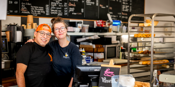 Portretfoto van Jamal en Natacha van broodjeszaak Skipp's in Borsbeek