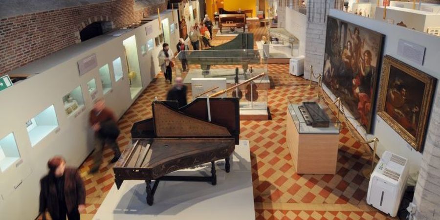 Expozaal van het Museum Vleeshuis. Met piano. Expozaal van het Museum Vleeshuis. Met piano.