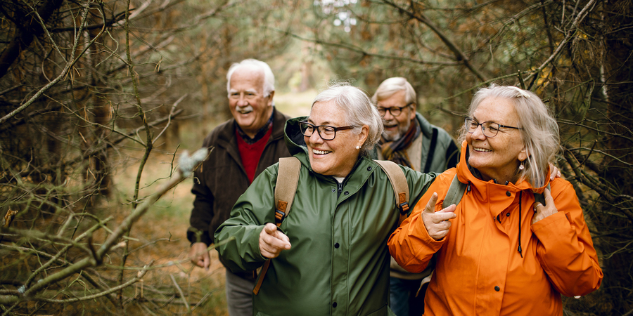 Senioren op wandel in de natuur