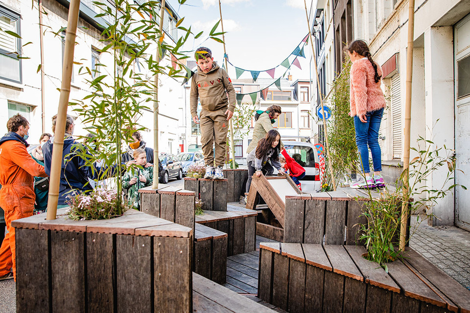 Foto van spelende kinderen op een parklet in Borgerhout