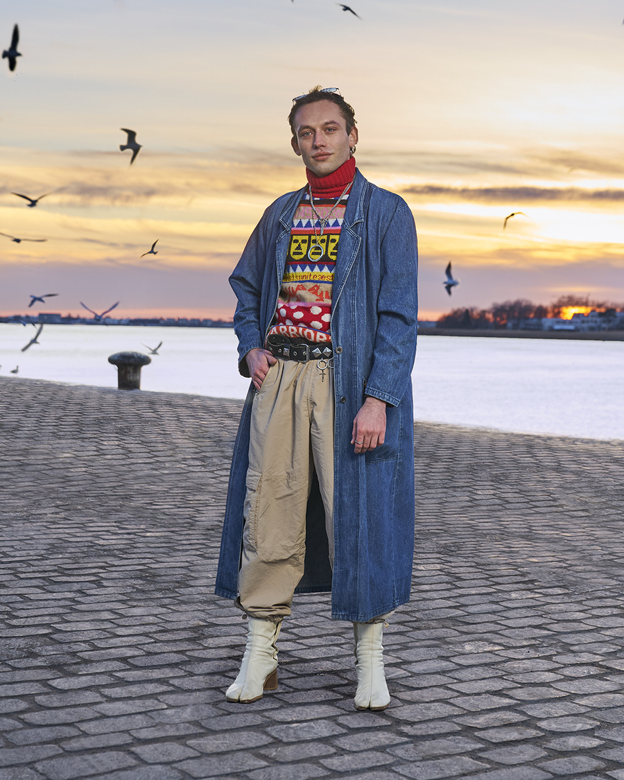 Arno poseert aan de Scheldekaaien Arno poseert aan de Scheldekaaien