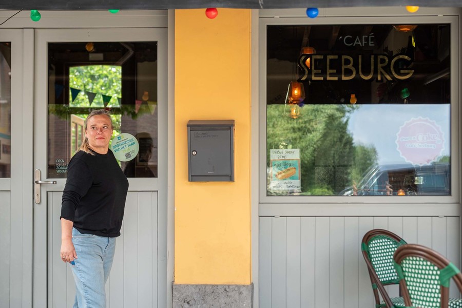 Katrien aan de voorkant van het café