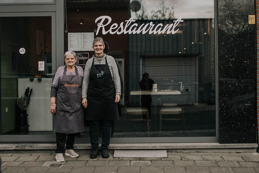Jeanneke en Conny voor het restaurant