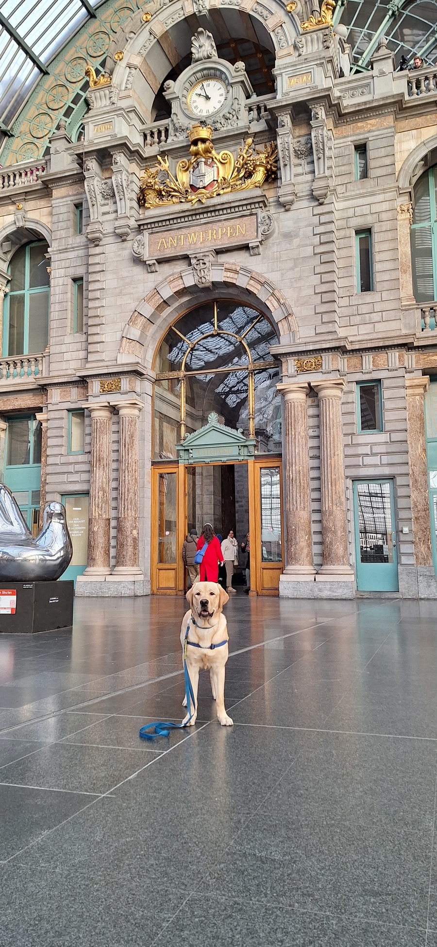Atlas in het Centraal Station van Antwerpen, aan het leren hoe hij de trein neemt