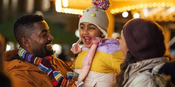 ouders en kind op eindejaarsactiviteit