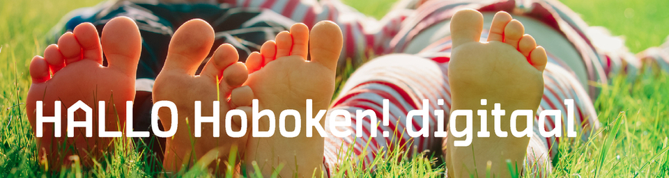 Twee kindjes die in het gras liggen