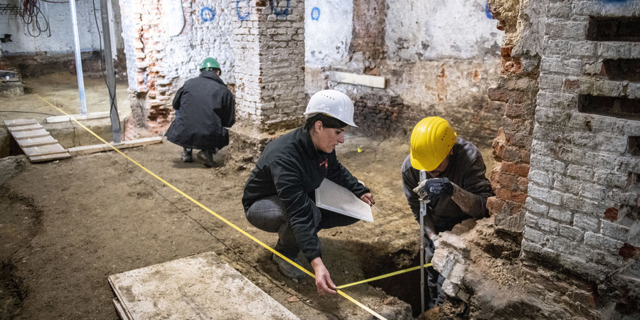 Archeologisch onderzoek in de kelders van het stadhuis van Antwerpen Archeologisch onderzoek in de kelders van het stadhuis van Antwerpen