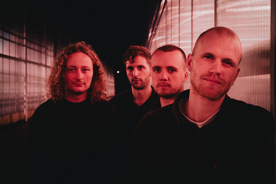 Groepsfoto van de vier bandleden van Yes Pavlov
